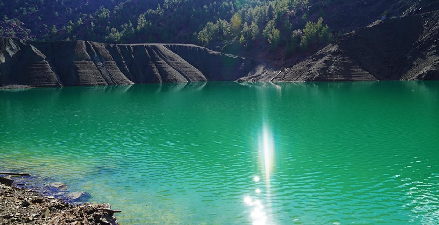 Discover Almyrolivado Lake on a winter hike